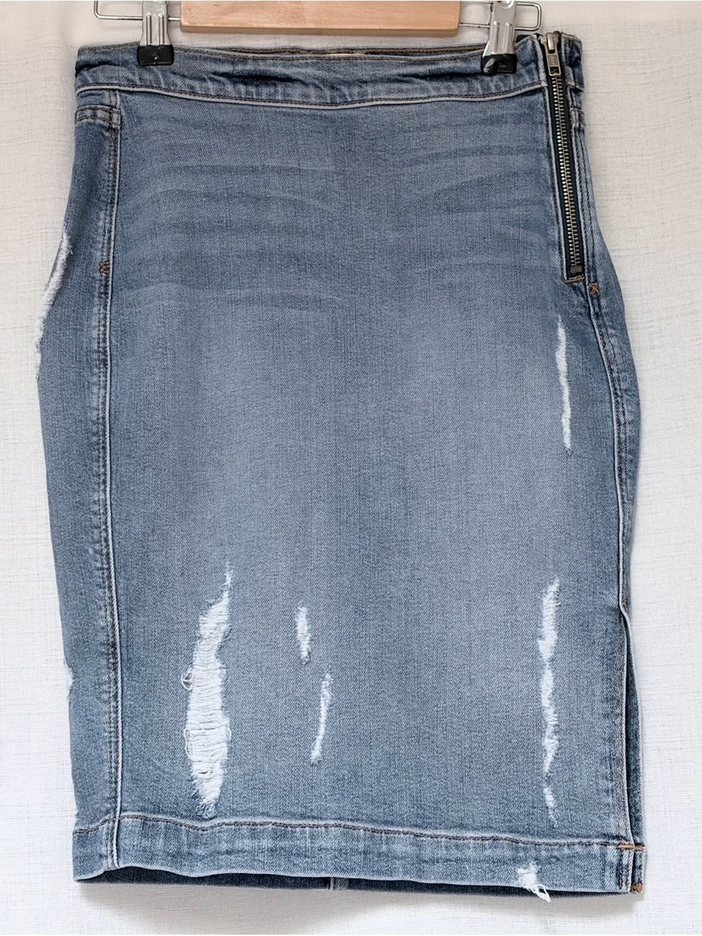 McGuire Denim Faena pencil skirt.Exposed side zip,panel stitching,raw hem.Sz S
